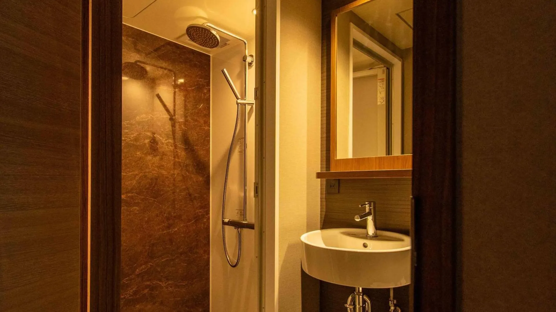 New Osaka Hotel 4*,  Japón